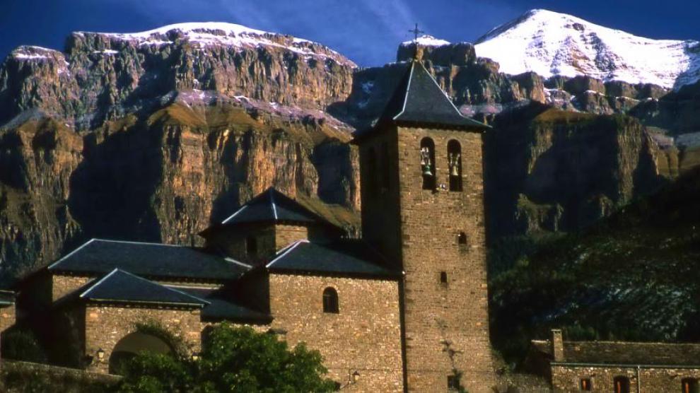 Iglesia de San Salvador en la localidad de Torla, puerta de entrada al valle de Ordesa.