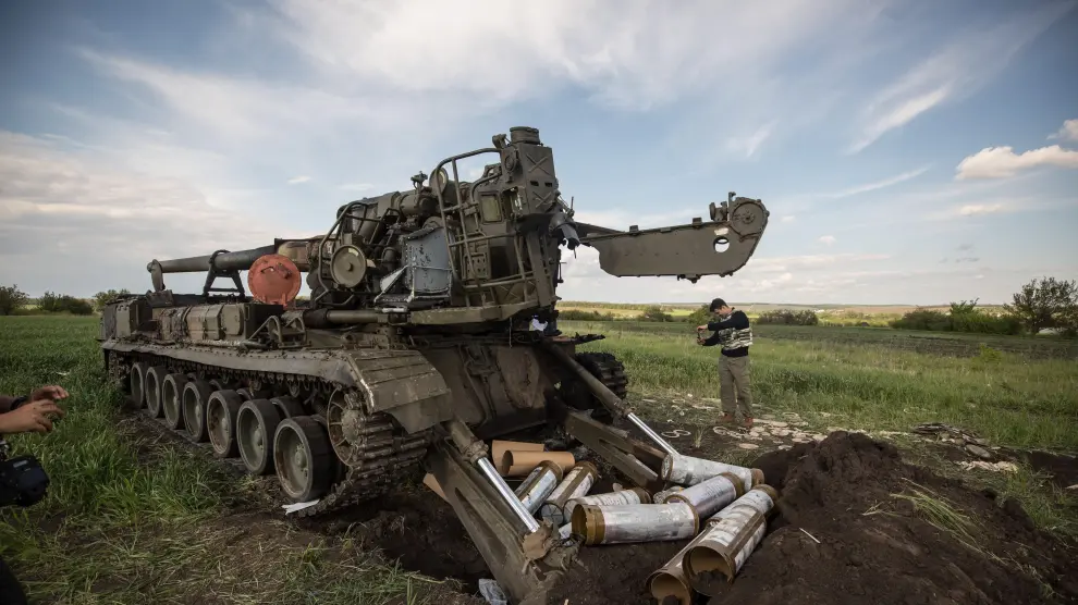 Fotografía de los restos de un tanque hoy, camino a la localidad de Vil'khivka, en la región de Járkov (Ucrania).