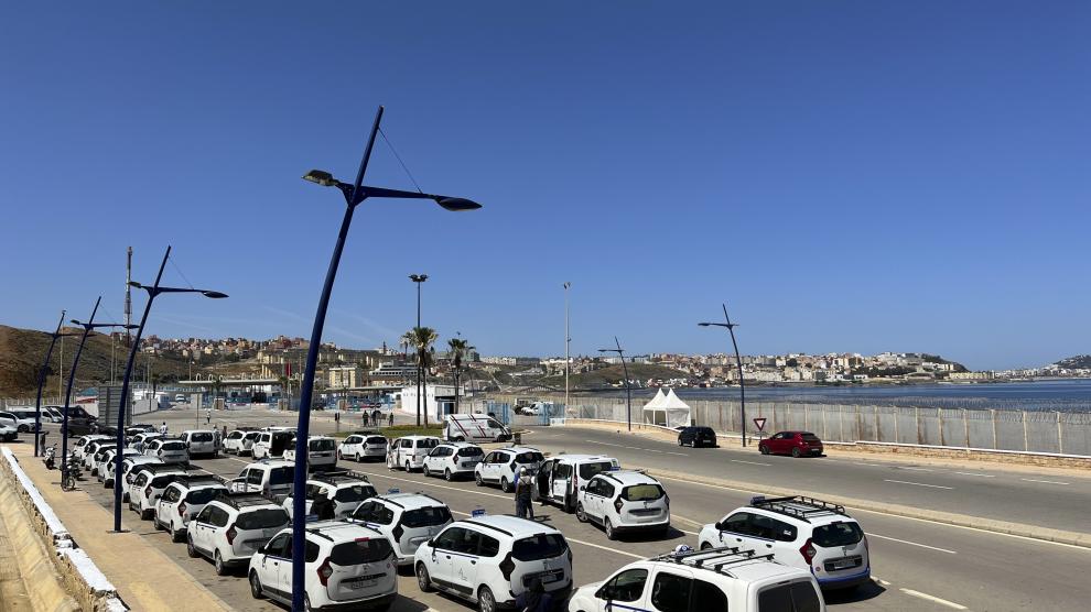 Taxis esperando en la frontera de Ceuta con Marruecos.