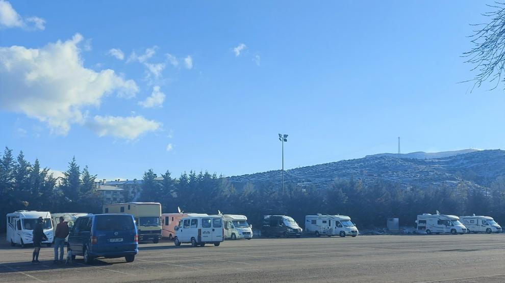 El área para autocaravanas de Sabiñánigo dispone de 12 plazas y se localiza en el parquin de Pirenarium.