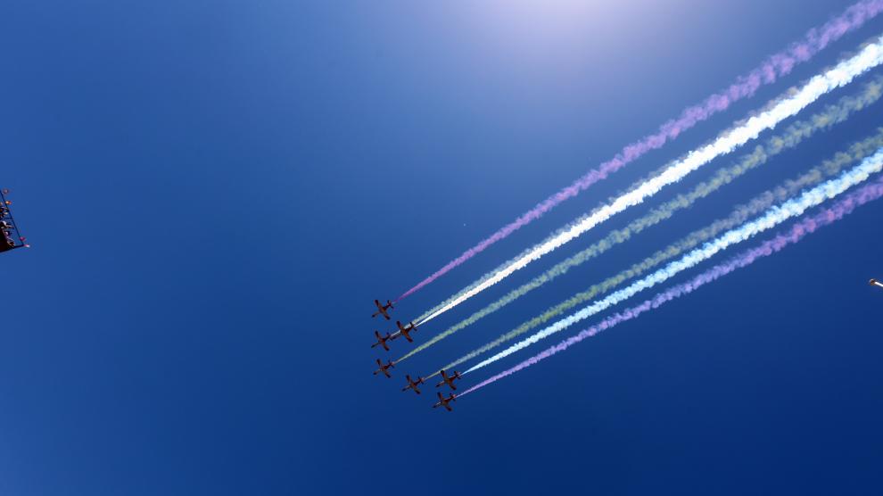 Aviones formando la Bandera de España en el cielo oscense.