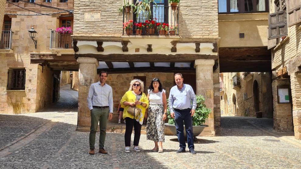 Daniel Gracia, María Morera y Gloria Pérez durante la visita a Alquézar junto con el alcalde Mariano Altemir.