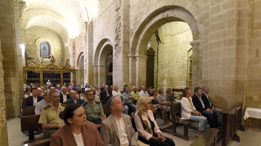Asistentes al acto de homenaje a los Reyes de Aragón celebrado en la iglesia de San Pedro.