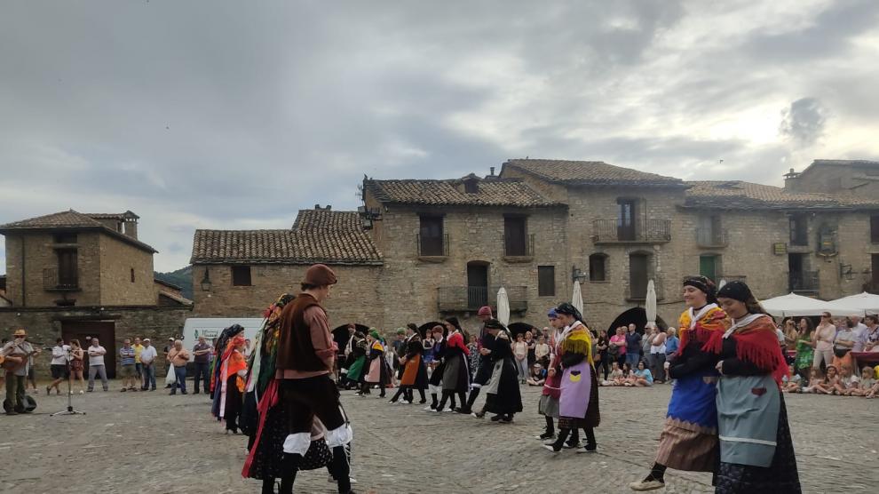 Baile tradicional en la plaza Mayor de Aínsa, con la asistencia de numerosos vecinos.