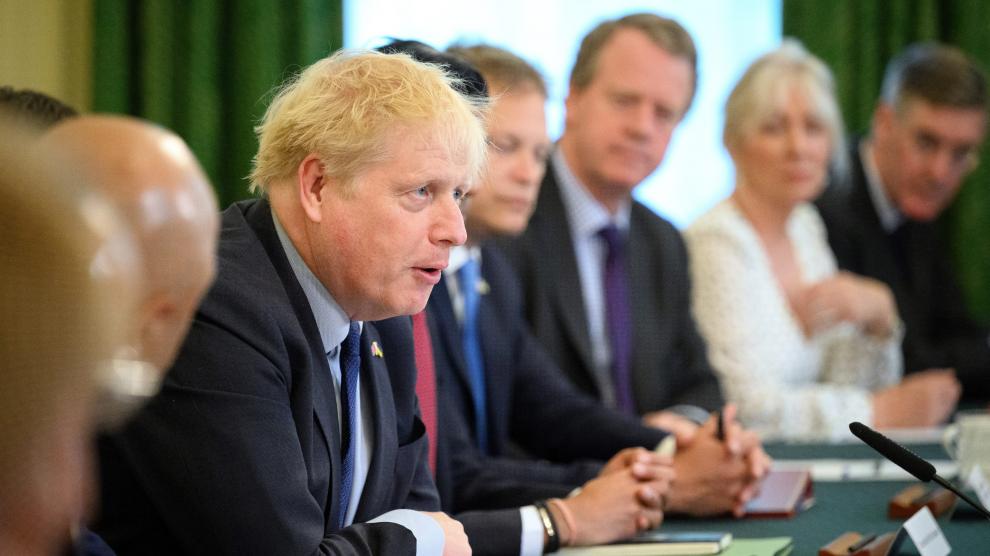 El primer ministro británico Boris Johnson durante su reunión este martes con miembros de su gabinete.