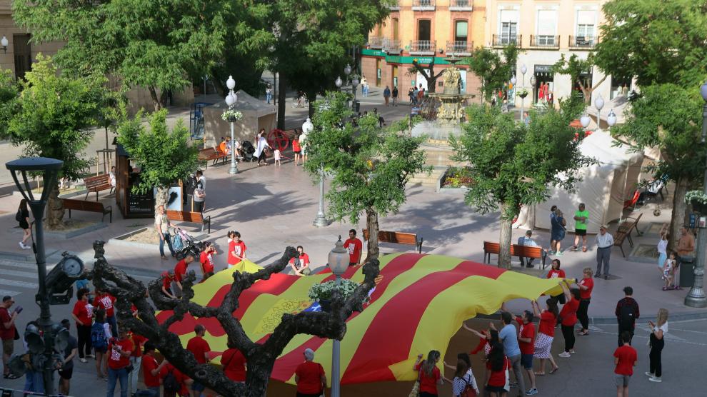 Los profesores han desplegado una bandera de Aragón en la plaza de Navarra