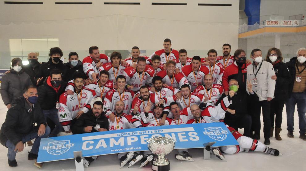La plantilla y la directiva del equipo de hockey sobre hielo del Club Hielo Jaca, en mayo de 2021, cuando ganó la Copa del Rey, su último título hasta la fecha.