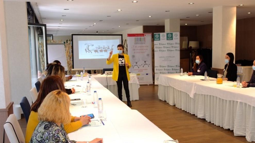 Inmaculada Morente imparte el taller de defensa personal a nivel emocional.