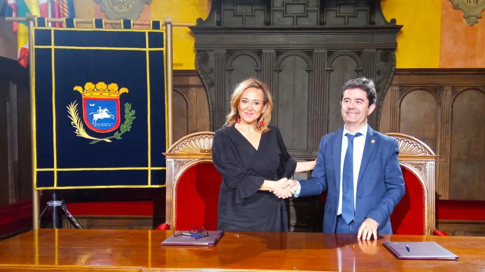 Luis Felipe y la consejera Mayte Pérez han sellado el acuerdo de colaboración de 2022.