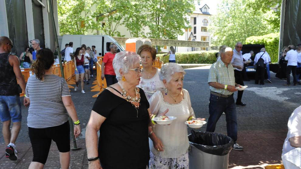 Asistentes a la comida popular de la II Jornada Pre-Fiestas de Jaca, organizada en la plaza San Lure.