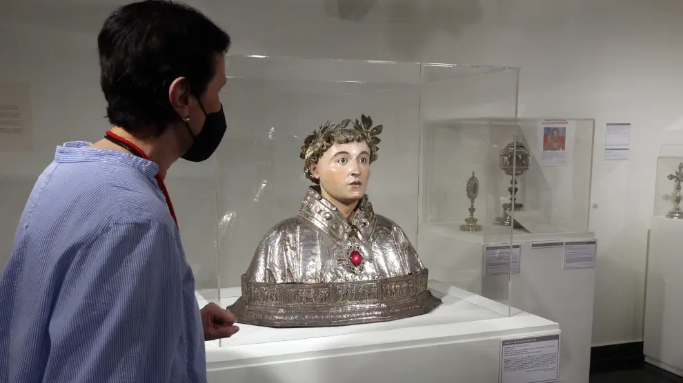 El busto relicario de San Lorenzo realizado en plata en el siglo XVI recibe a los visitantes.