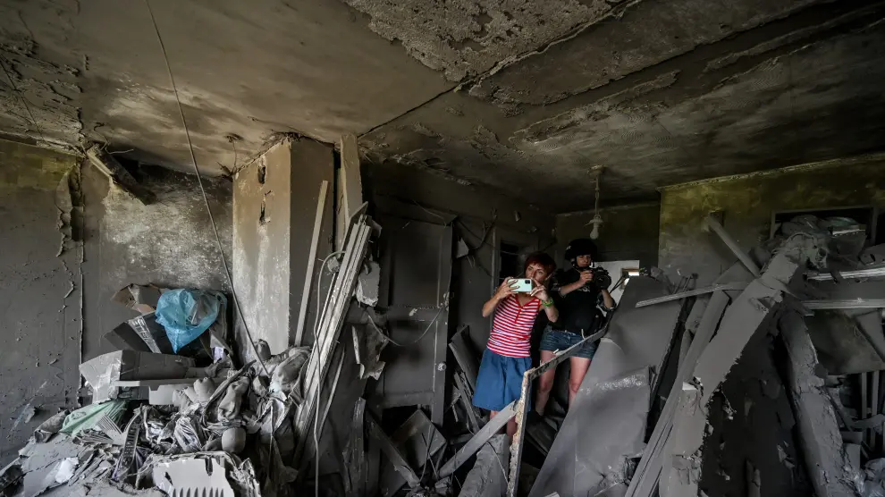 Un periodista toma imágenes tras un bombardeo en la ciudad ucraniana de Komyshuvakha.