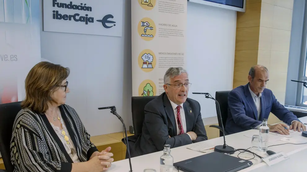 Elena Saéz, Joaquín Olona y Lluis Inglada presentaron ayer el informe en Zaragoza.