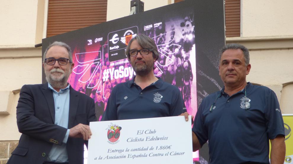 Ramón y Cajal, presidente de AECC Huesca, Ascaso, vicepresidente del CC Edelweiss, y Juan Antonio Martín, secretario.