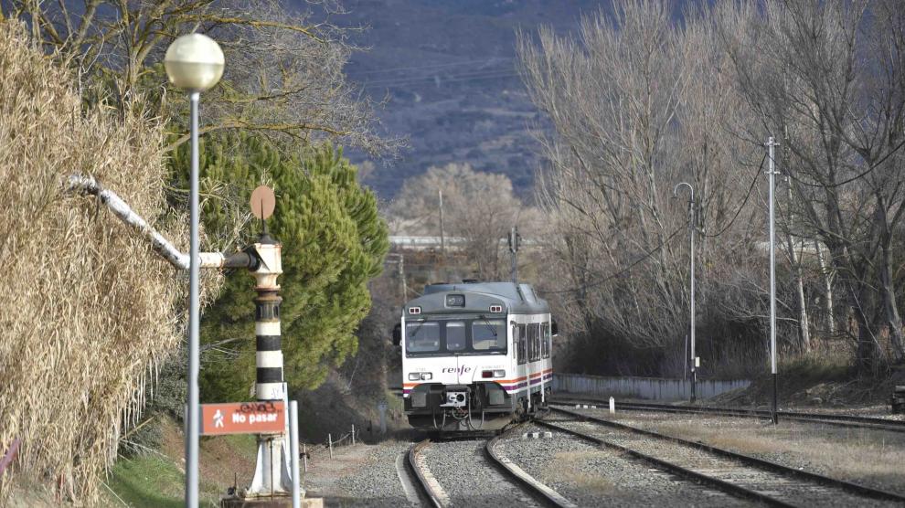 Un tren circula por el entorno de la estación ferroviaria de Ayerbe.