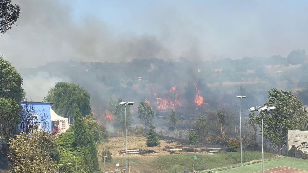 Medios aéreos y terrestres están trabajando en la zona de Valderrosa.