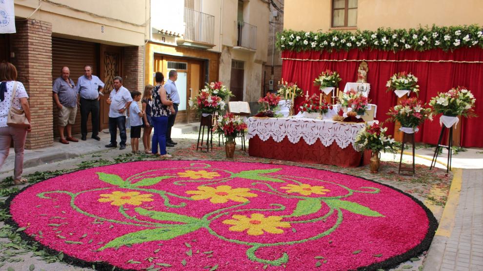 La ornamentación con estas alfombras de viruta tintada está declarada fiesta de interés turístico de Aragón.