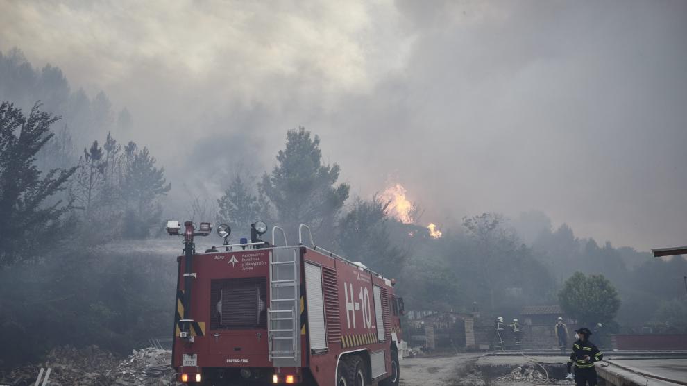 Los bomberos trabajando en el incendio que se produjo este sábado en la localidad navarra de Puente La Reina.
