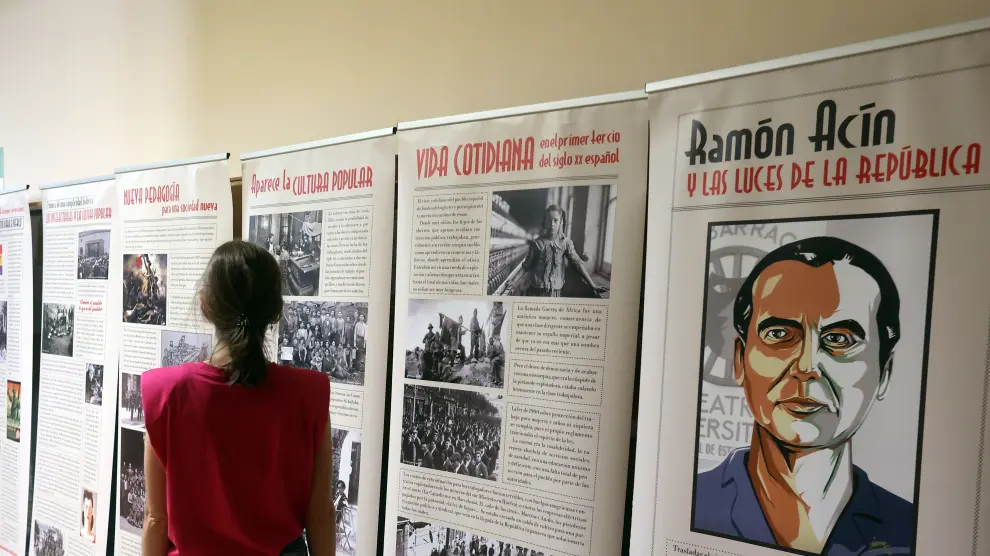 La muestra repasa los principales hitos de la trayectoria de Ramón Acín.