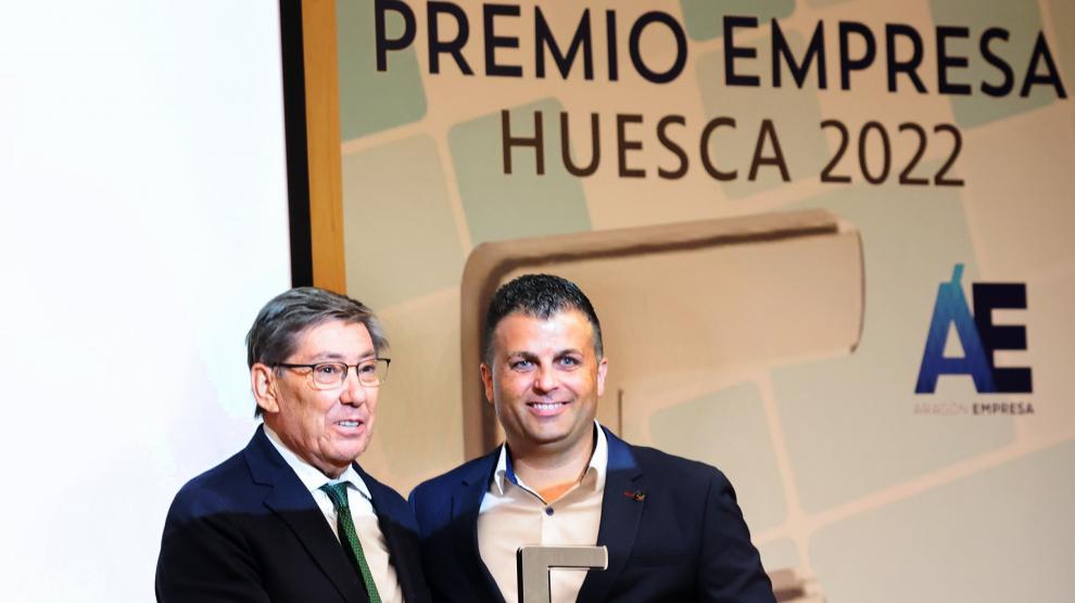 Arturo Aliaga entrega el Premio Empresa 2022 a Joaquín Saila.