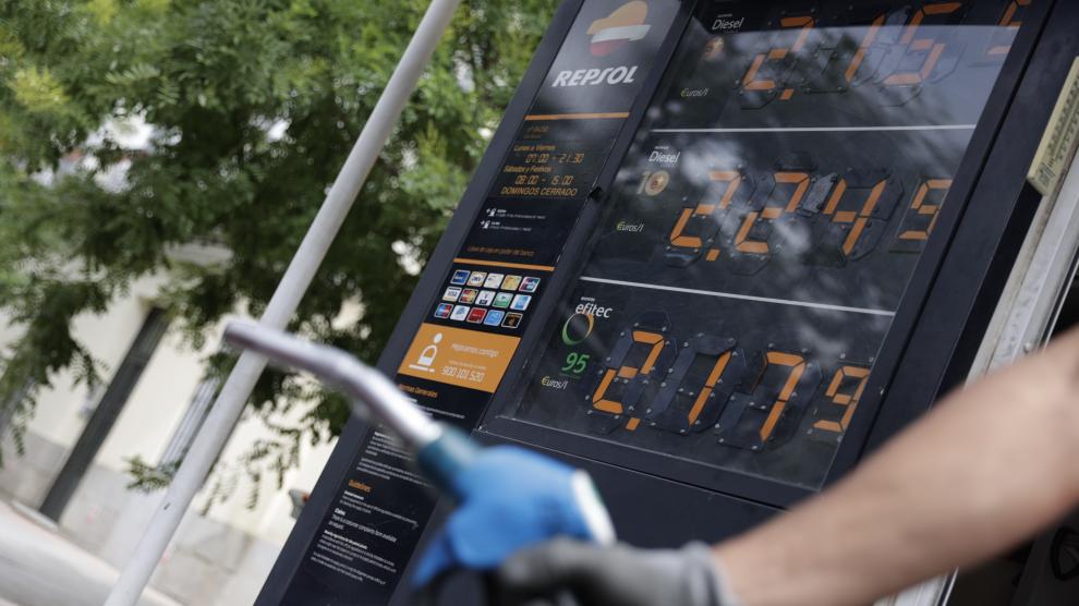 El precio medio de la gasolina y el gasóleo se consolida por encima de los dos euros.