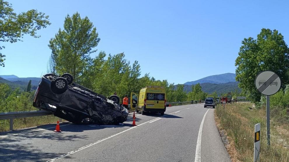 Uno de los vehículos accidentados en el siniestro en la N-260, este martes en Aínsa.
