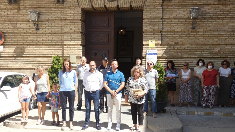 A las puertas del Ayuntamiento de Barbastro se han guardado 5 minutos de silencio.