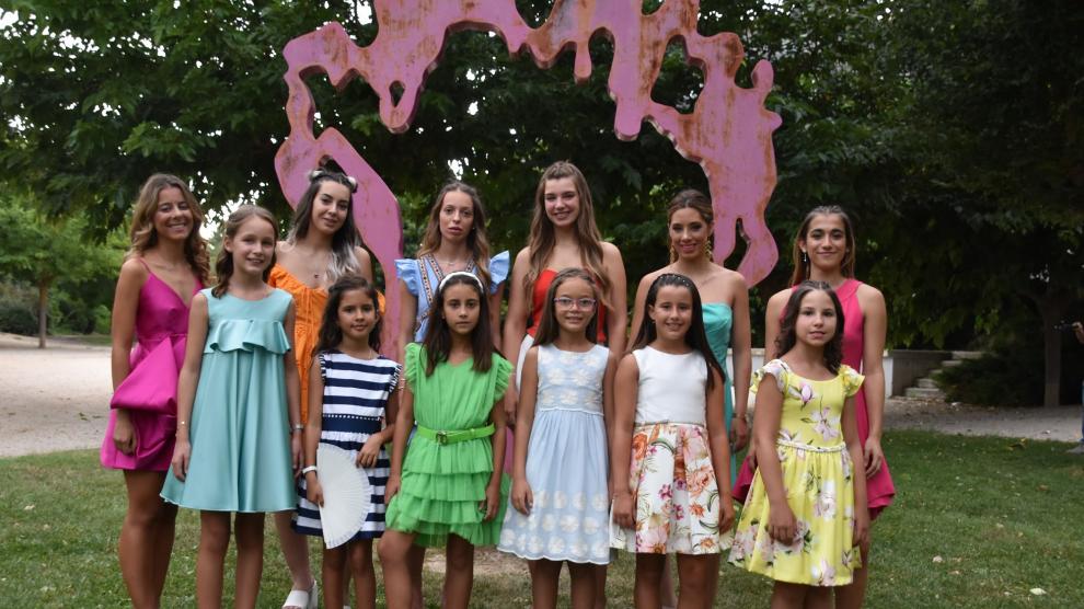 Foto de grupo de las 12 damas de las fiestas de Barbastro 2022.