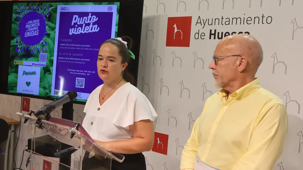 La directora del IAM, María Goikoetxea, y el concejal de Derechos Sociales, Arturo Biarge.