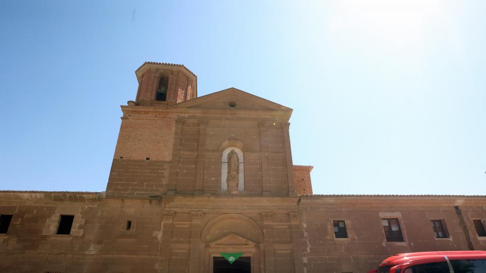 Los asistentes al acto de homenaje al patrón haciendo fila para recibir pan de San Lorenzo