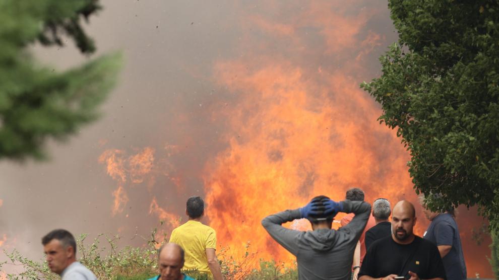 Vecinos de la localidad luchan contra las llamas del incendio.