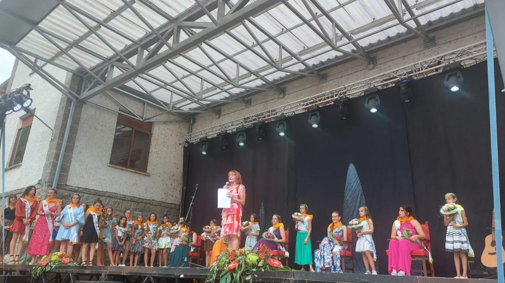 Presentación de las presidentas y damas infantiles acompañadas de la corporación municipal y las damas infantiles y presidentas de 2019.