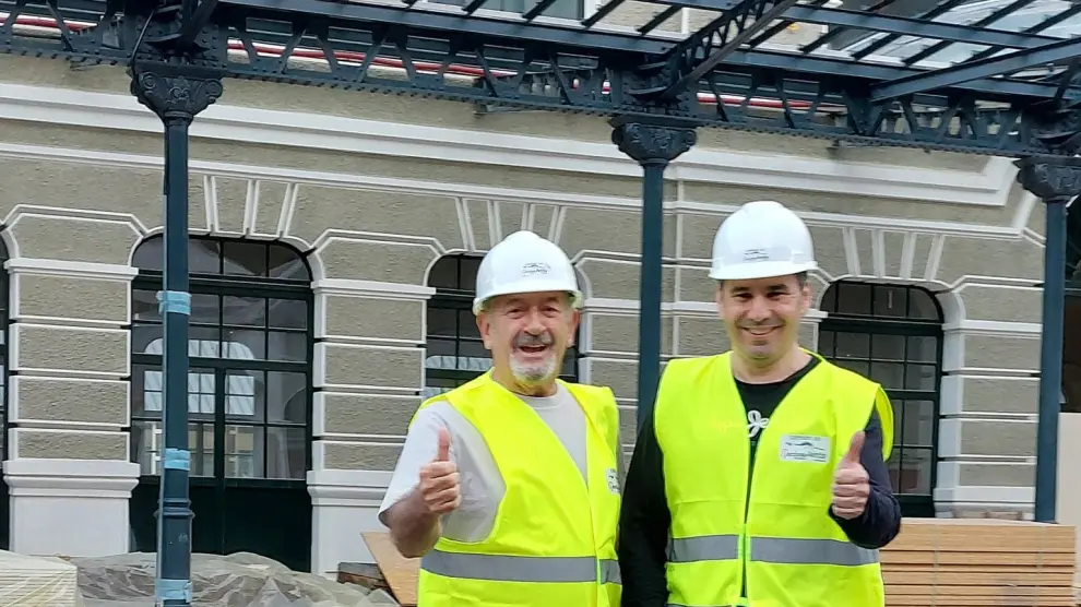 Karlos Arguiñano y Fernando Sánchez, delante de la fachada principal de la Estación Internacional de Canfranc.