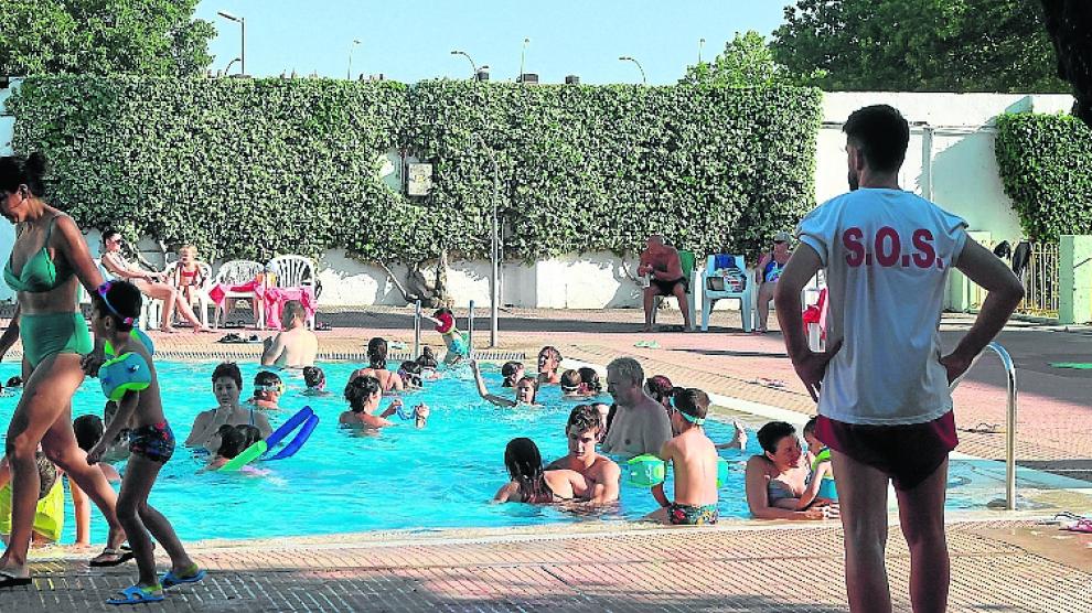 Imagen de archivo de las piscinas de San Jorge durante una de las olas de calor de este verano.