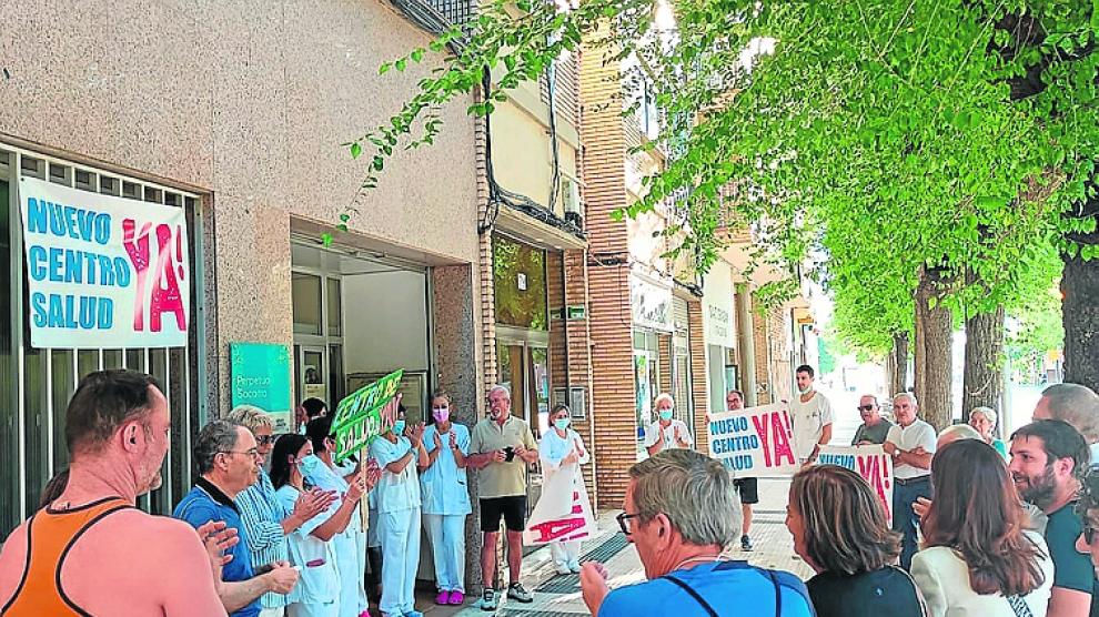 Ayer, vecinos y trabajadores retomaron las concentraciones para reclamar el nuevo centro de salud.