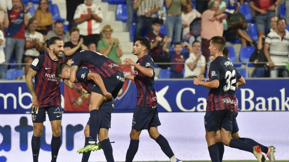 Los jugadores del Huesca celebran el tanto de Juan Carlos, que dio la victoria en el último partido contra el Málaga.