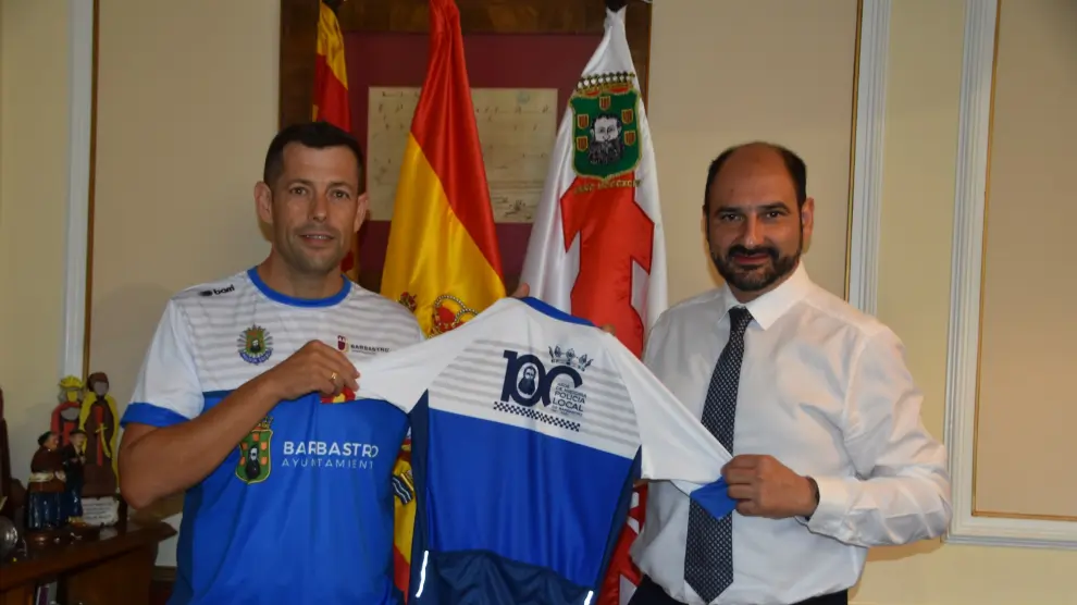 Fernando Marín y el alcalde de la localidad, Fernando Torres, posan con el maillot de la carrera.