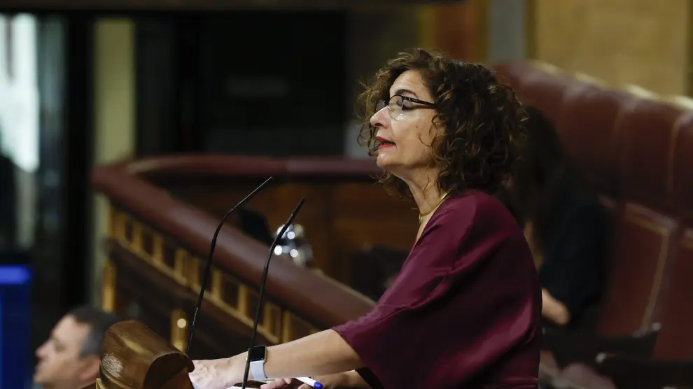 María Jesús Montero, ministra de Hacienda, durante su intervención en la sesión de la Cámara Baja ayer.
