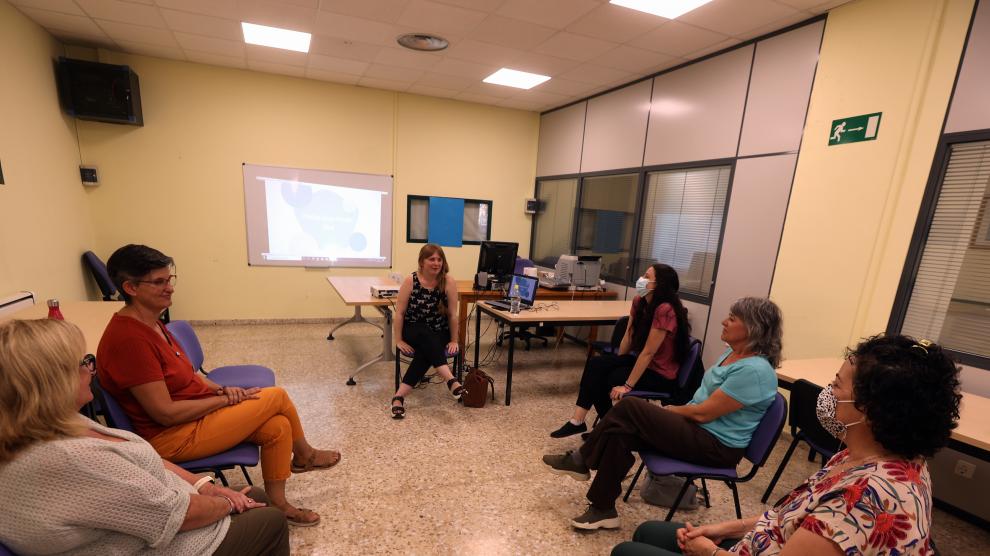 Un grupo de mujeres, de diferentes edades, participa en el taller.
