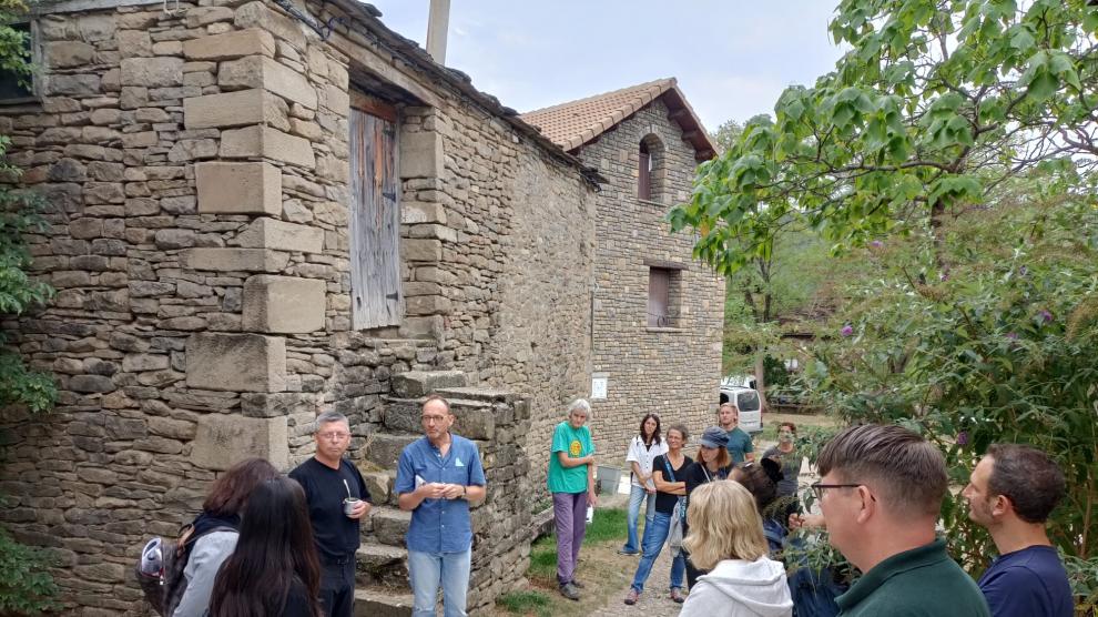 Raúl Lardiés y el grupo de investigadores internacionales en su visita a la localidad de Ibort.