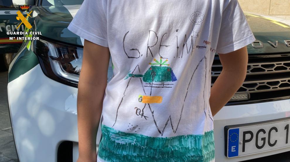 Uno de los niños acudió con una camiseta dibujada por él mismo sobre el Greim.