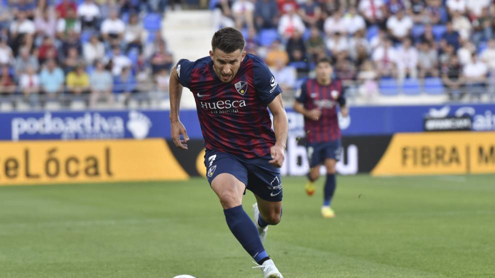 Uno de los jugadores del Huesca persigue el balón durante la primera parte del partido.