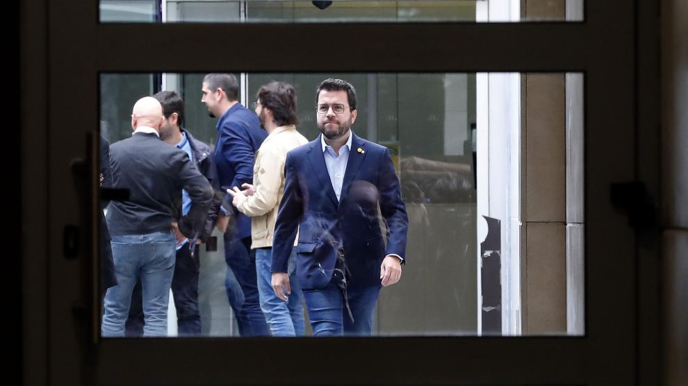 El presidente de la Generalitat, Pere Aragonès, abandona la sede de ERC tras la reunión de la formación.