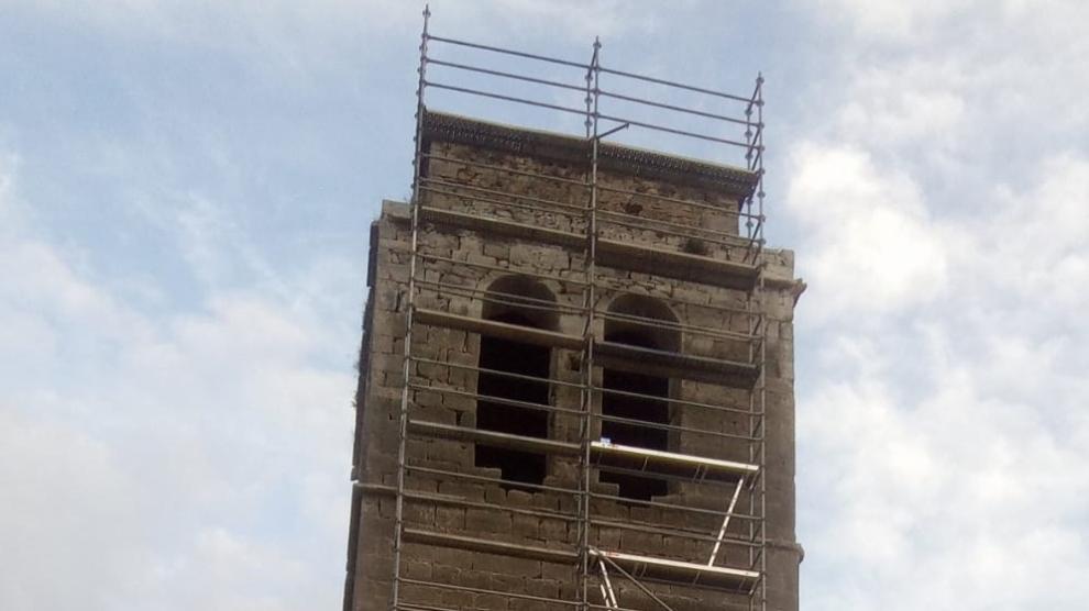 La torre de Mediano, al descubierto con andamios.