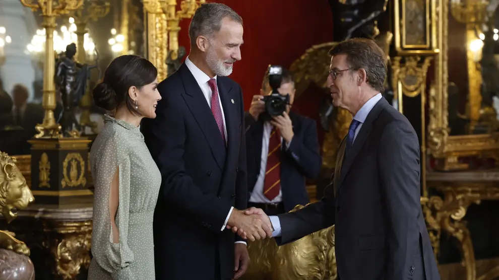 Feijóo saluda a los Reyes en el besamanos en la Palacio Real con motivo del Día de la Fiesta Nacional.