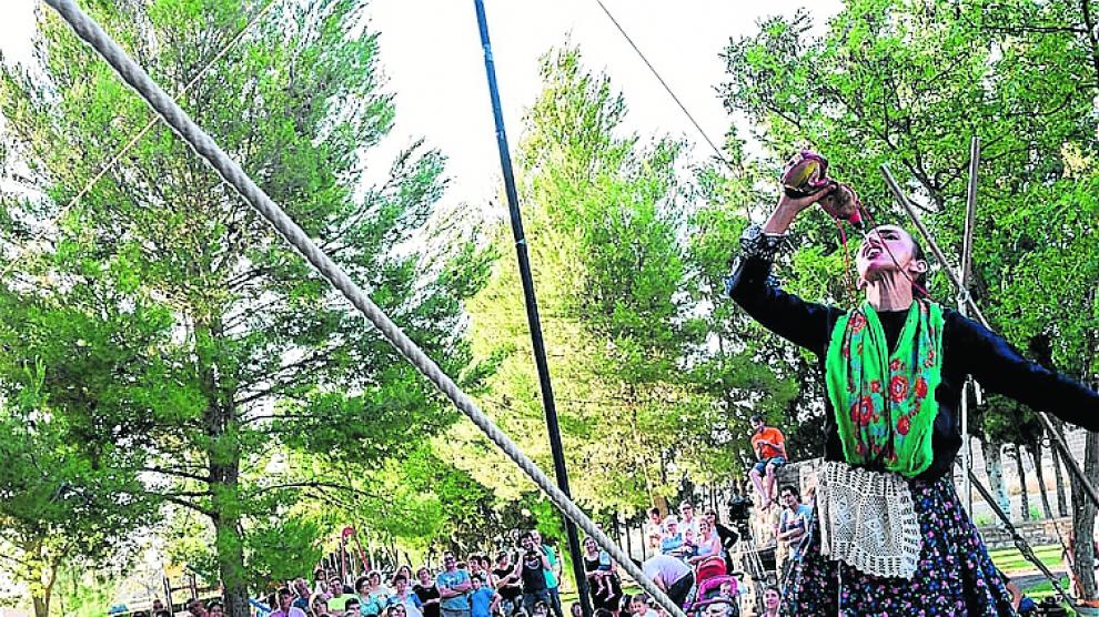 Noche Diéguez con su espectáculo de circo y jota.