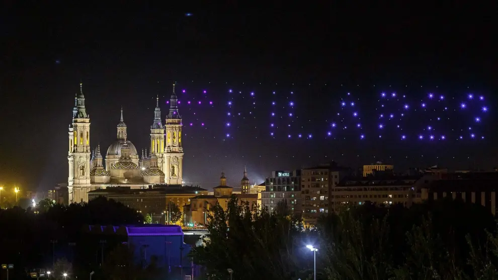 El espectáculo ‘Drone Light Show’ ha congregado en la noche del viernes en Zaragoza a 55.000 personas.
