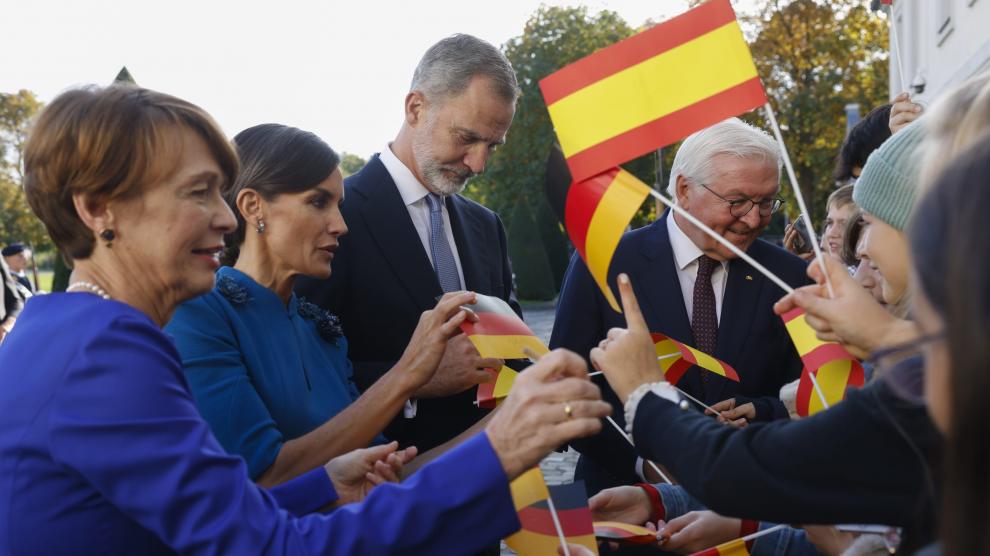 Niños alemanes reciben a los reyes con banderitas y vivas a Españ