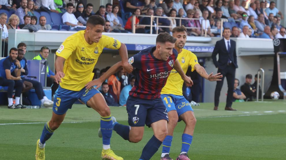 Gerard Valentín se zafa de dos rivales en el último partido ante Las Palmas.