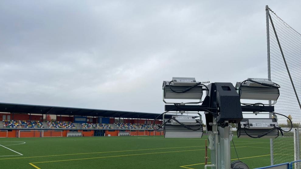 Una de las torretas provisionales de luz instaladas en el campo de fútbol de Los Olmos de Binéfar.